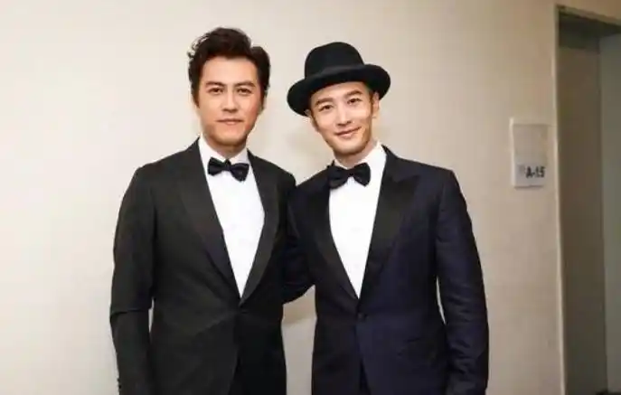 从这个对比照来看,很明显,靳东和周润发的身高差不多,而且周润发的