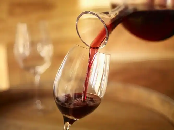 从醒酒器中倒红酒图片下载
