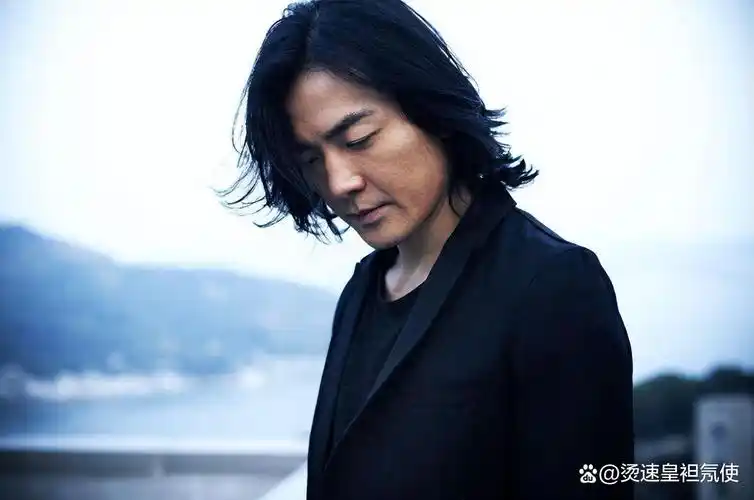 一开始郑伊健并不是长发,后来因为拍古装剧需要带头套,拍摄结束后才