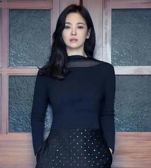 女王范!宋慧乔的沉稳代言美照