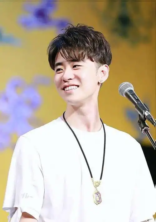 云雷造型势在必行一起来看张云雷的发型变迁