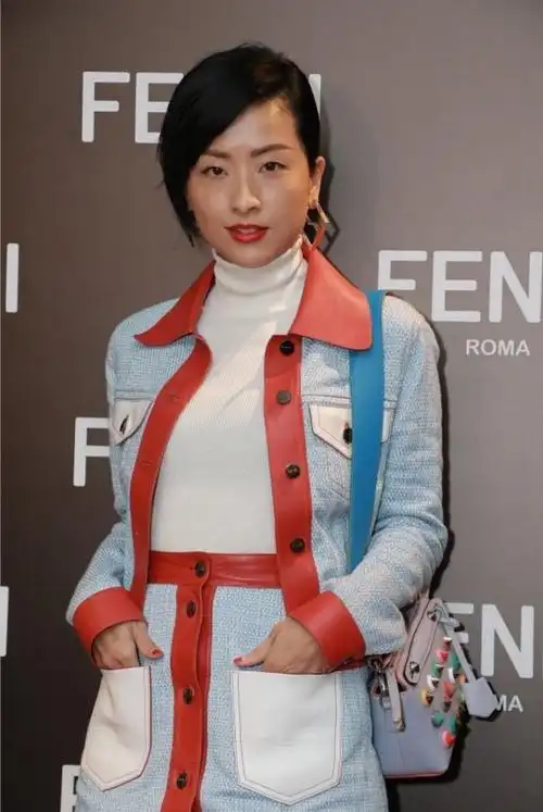 陈奕迅老婆徐濠萦真有气质穿拼接夹克挺个性可鞋子选错不太美
