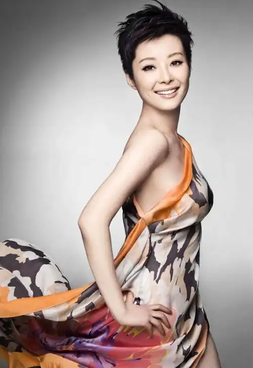 女明星几年不买衣服,作为明星却更爱公益事业,新年愿望:逛街