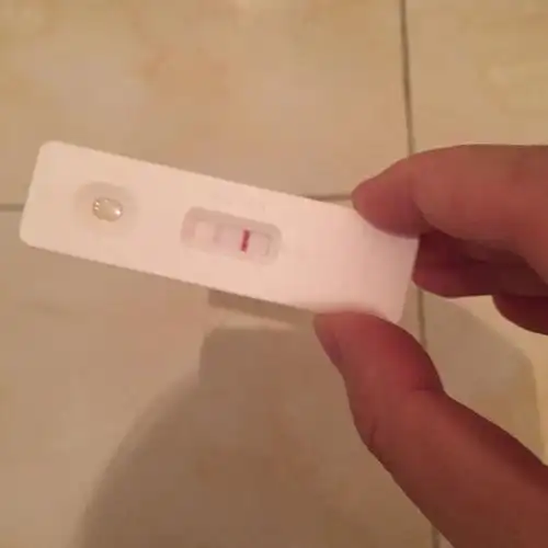 离上次月经完已经40天没来了,昨天验孕棒显示怀孕,今天早上流了咖啡色