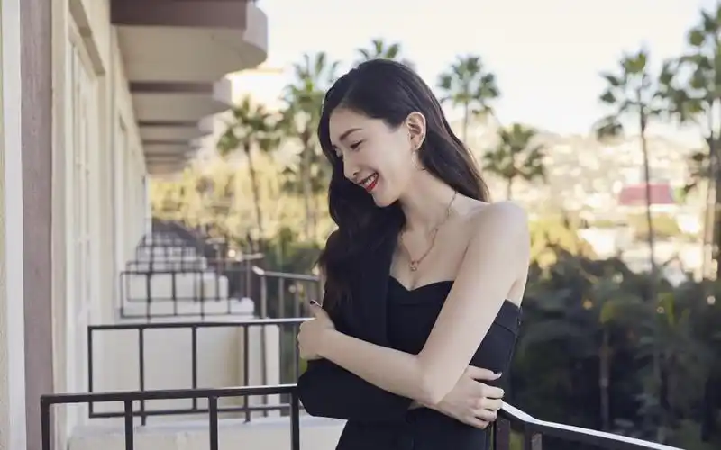 江疏影性感露肩写真桌面壁纸