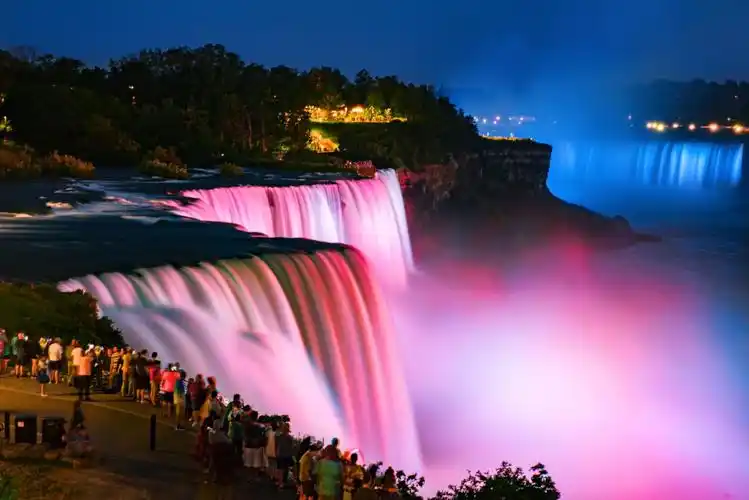 尼亚加拉瀑布灯光秀: 观大瀑布,夜景绝不能错过.