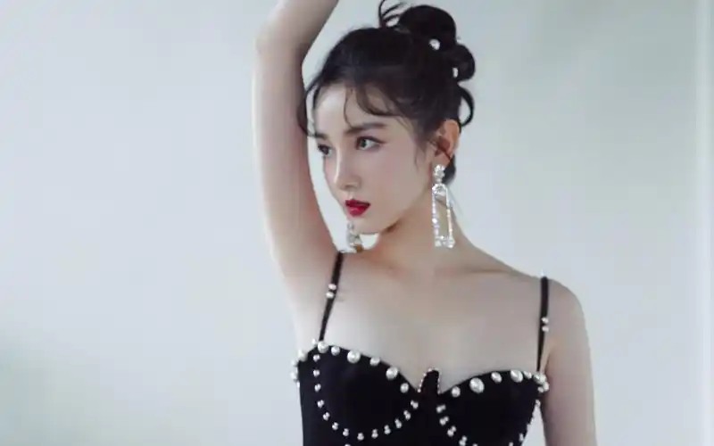 陈小纭珍珠黑丝绒开衩裙桌面壁纸