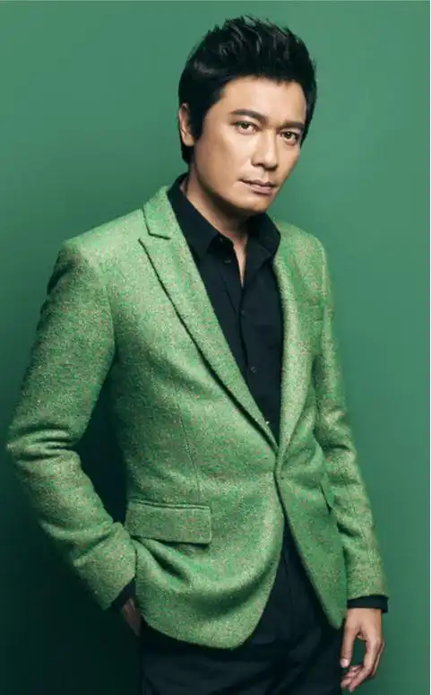 罗嘉良曾经号称穿西装最帅的香港男演员,曾三夺视帝,tvb一哥,如今在内