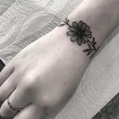 做房地产项目策划经理的勾小姐手腕小花纹身图案