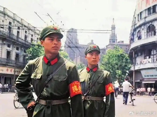 一身威武的军装加上刚毅的脸庞,让他们看起来非常有气势.