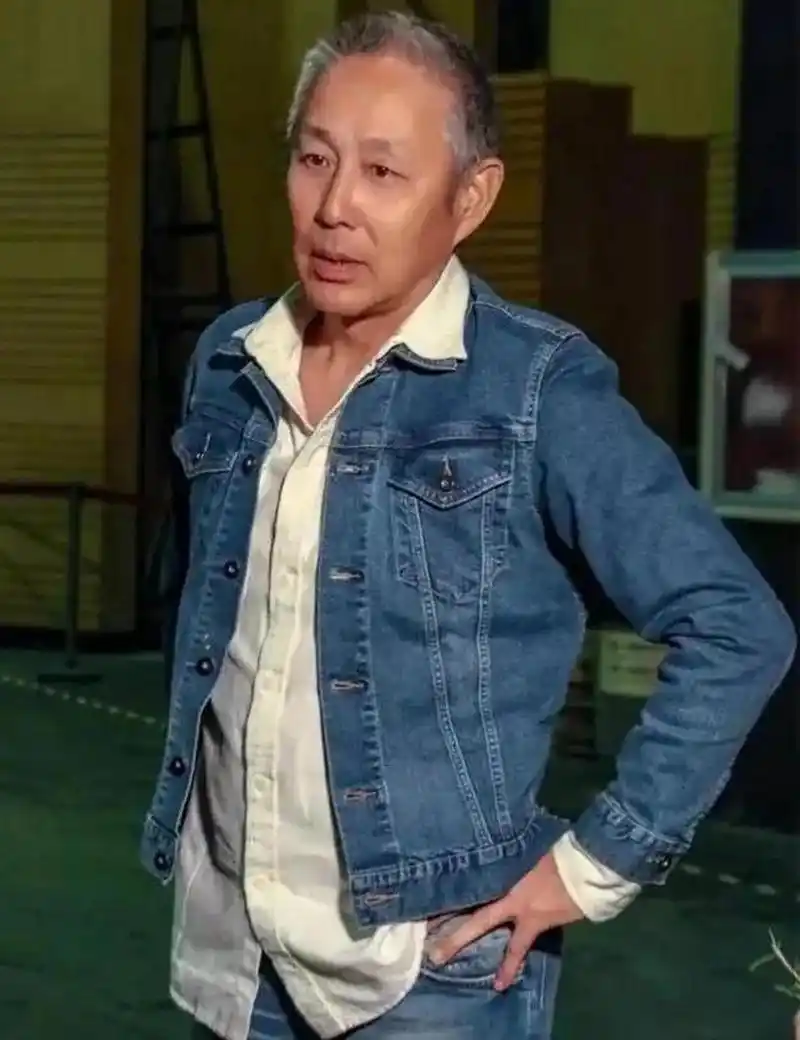 67岁的陈道明断崖式衰老,一头白发,但是依然帅气稳重,叔味儿十足.