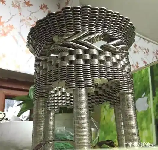 90后小伙用万枚硬币摆造型 被人质疑用胶水