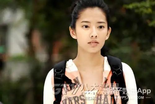 还记得《篮球火》里的女教练李赢吗?她现在长这样