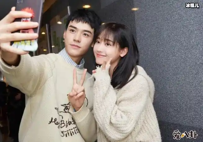 龚俊与郑湫泓照片作为一个演员,其实拍吻戏选择真吻也是基本的职业