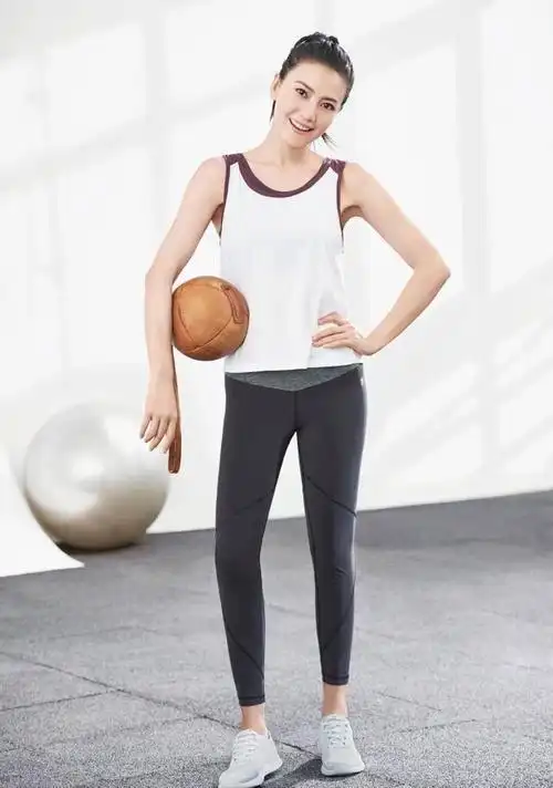 高圆圆早前运动品牌宣传照一身健身装炫腹肚子一点赘肉没有