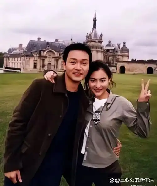 1999 年,在浪漫之都巴黎,张国荣和张柏芝留下了一张很有纪念意义合影.