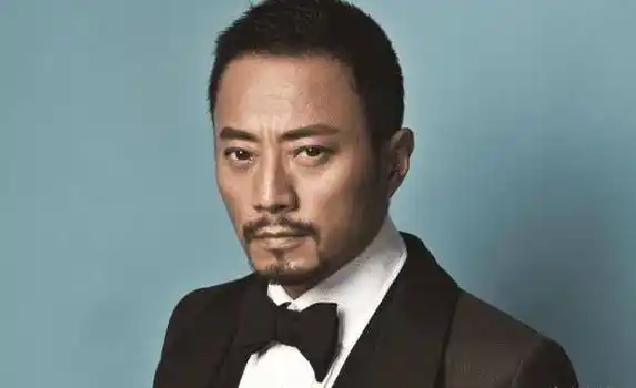 已经50多岁的张涵予,是在部队大院长大的,各方面就是成功人士_时候