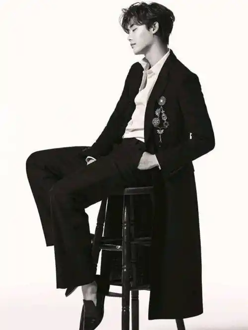 李钟硕不愧是韩剧的半壁江山,退伍后首个杂志大片,尽显男性魅力_黑色