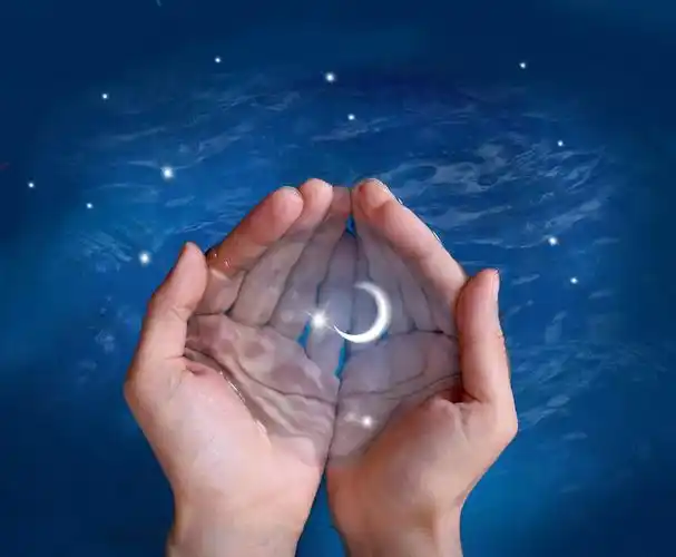 双手捧着月亮与星空