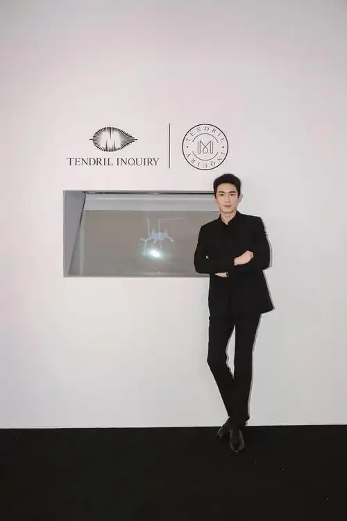 谁会对穿黑衬衫的林更新不上头啊肩宽窄腰大长腿全身都是苏点