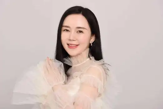 《为你祈祷》这首歌的是由崔伟立作词作曲,魏新雨演唱的一首歌.