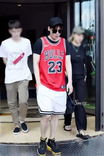 李易峰前往北京录制节目 身穿球衣运动感十足