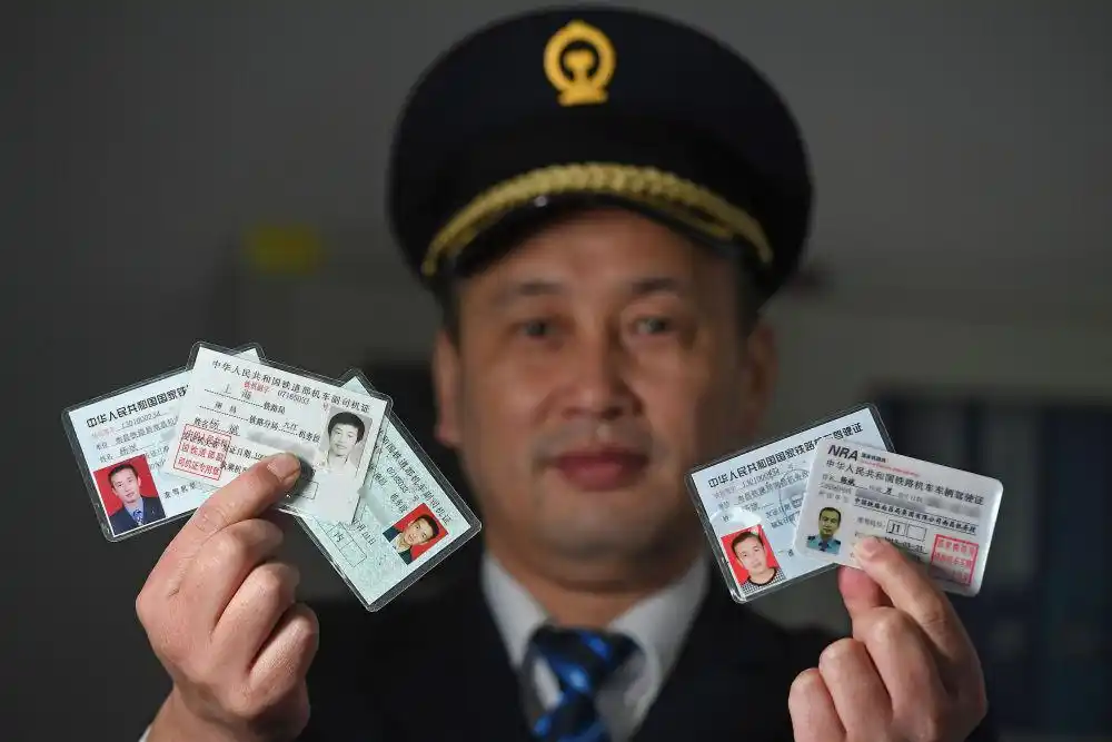 春运"老司机"的五张驾照