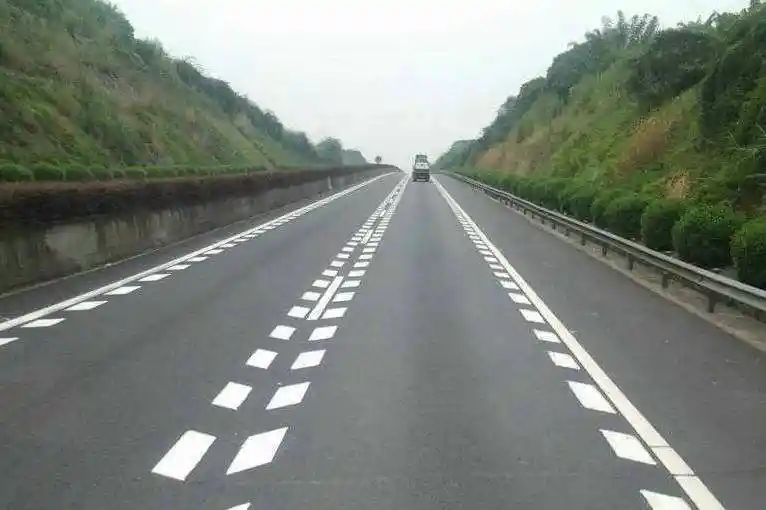 道路上面倒三角,锯齿车道是什么意思?