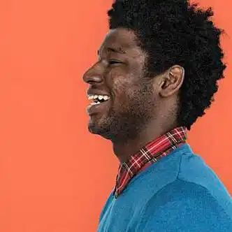 微笑非洲男人头像棚拍