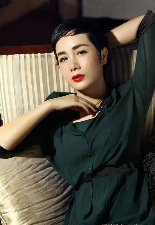 这四个女人的扮演者分别是蒋雯丽 ,那英 ,梁静和罗海琼