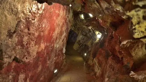 行走在古矿洞里,犹如置身地下迷宫.