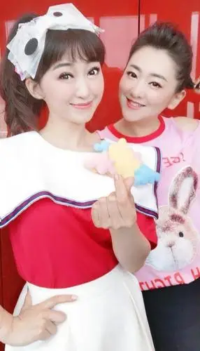 央视主持月亮姐姐罕晒照!面色红润状态好,与小鹿姐姐同框引回忆