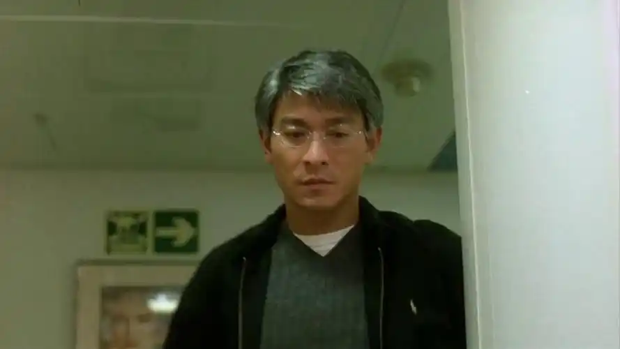 赌侠1999服务生见到刘德华就跑原来是没有照顾好嫂子