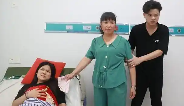 大龄剩女半夜下班回家被陌生男子拖进杂物间事后女子竟不报警