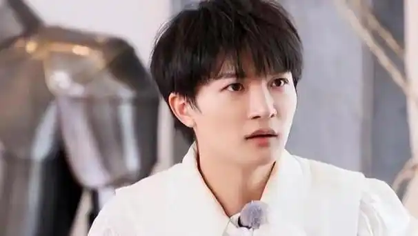 因为歌手周深参加了综艺《开始推理吧》,在节目中的人物被叫"周可可"