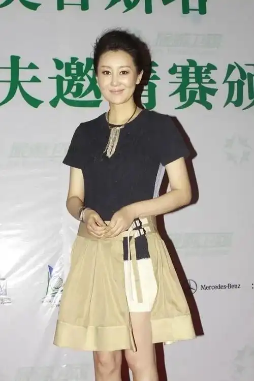 孙楠二婚老婆气质真高级针织裙叠穿半裙也不俗美得清丽知性