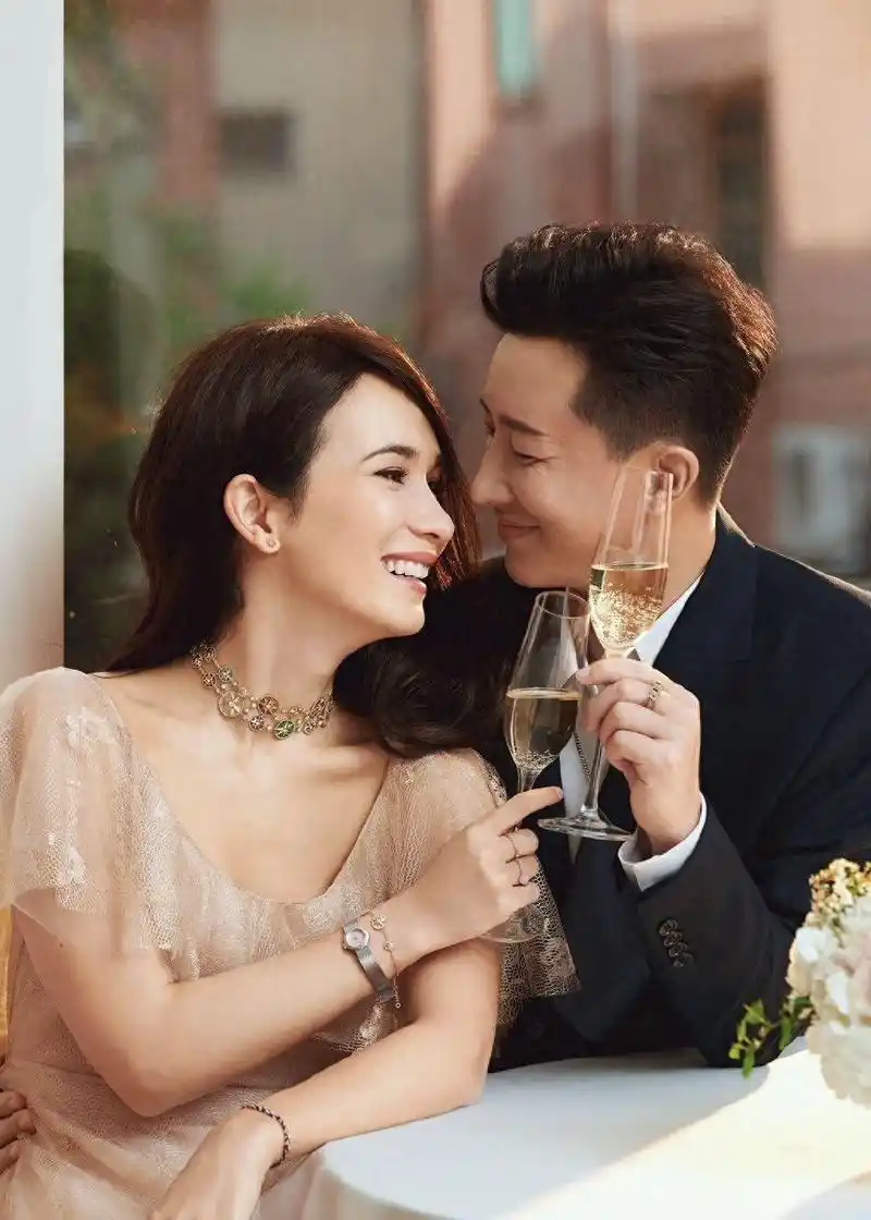 卢靖姗,不仅是韩庚的老婆,更是飒姐一枚,她1岁的女儿小手可爱