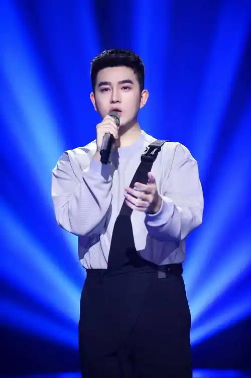 孙震才不是无趣的青年男歌手