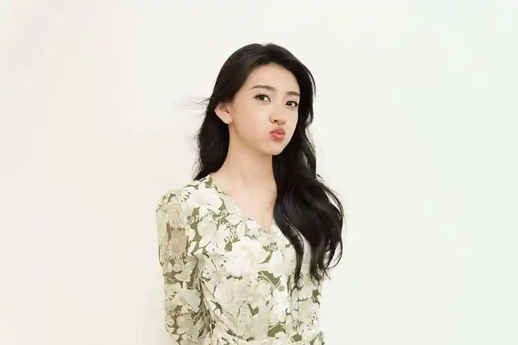 梁洁草绿云纹连衣裙优雅写真_美得_绿色_网友