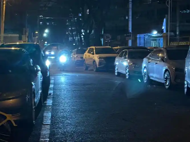 记者在路侧站了几分钟,就有数辆开着强光灯的电动车驶来,其中有些车灯