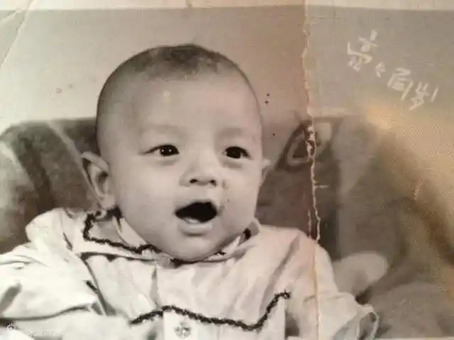 小时候贾乃亮的父母工作繁忙,所以他大部分时间都是跟着奶奶一起生活