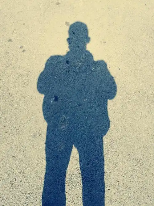 人生来就是孤独的,能陪你走到最后的,只有自己的影子.