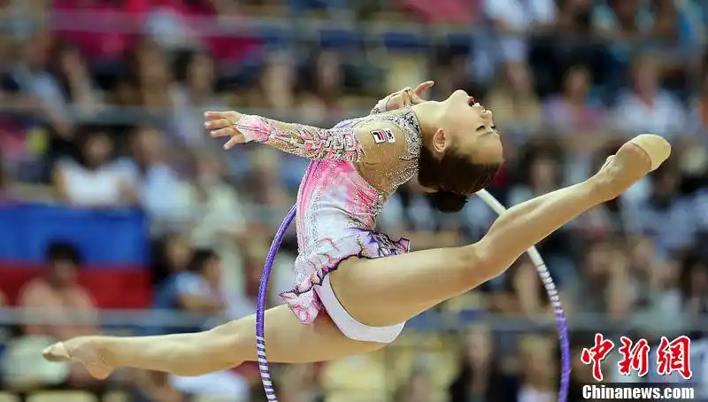 孙妍在出战大运会大秀一字马妩媚动人