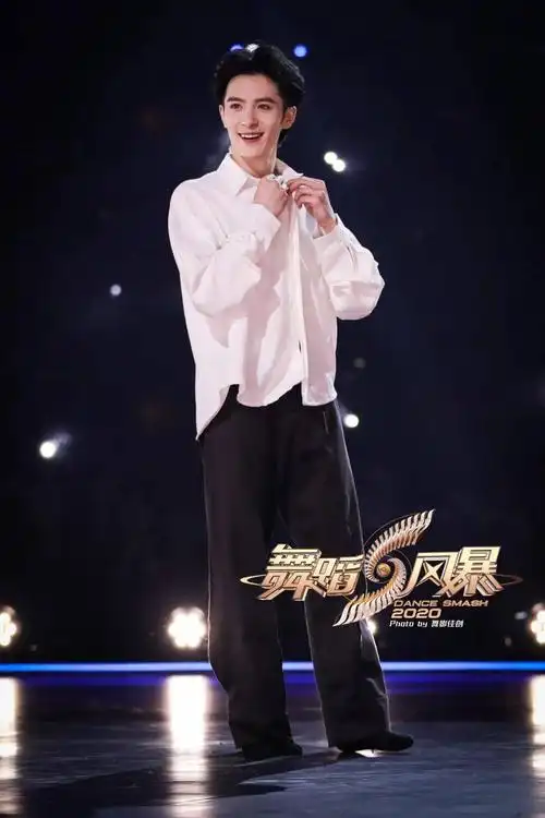 这支舞中张翰充分融入自己在外漂泊,久未归家的情感,用舞蹈诉说对家乡