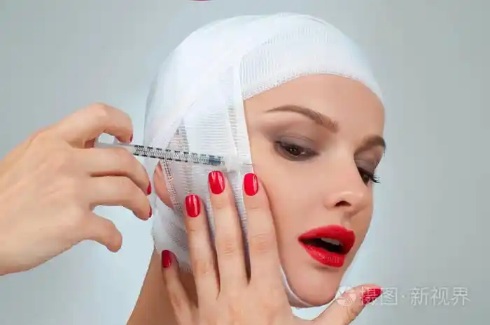 漂亮女人整容后用绷带包扎脸部.美容,时尚和整形外科概念