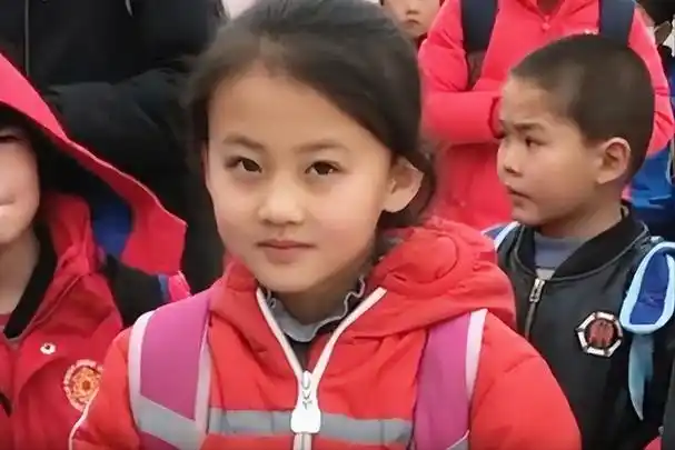 7岁女孩因一张笑脸走红父母拒绝了百万的签约两年后现状