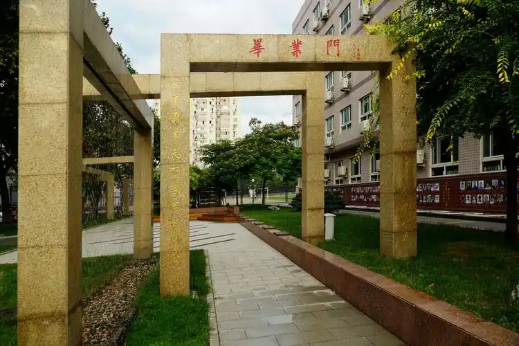 育英学校美丽校园