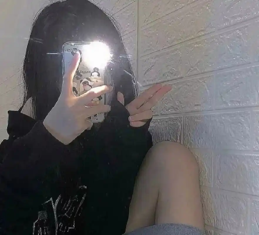 超好看的手机挡脸女生头像(1)