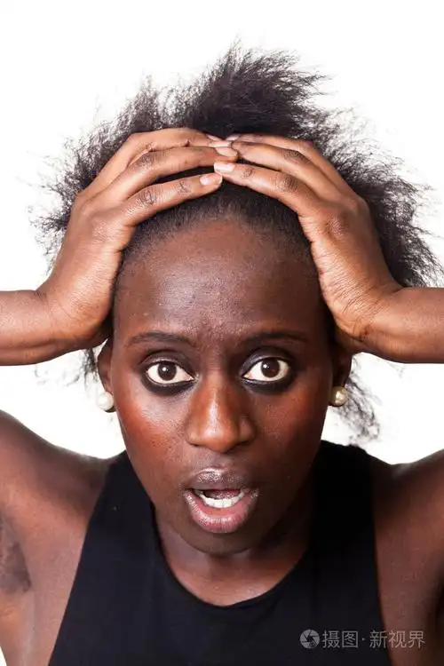 美丽的黑女人惊讶的脸