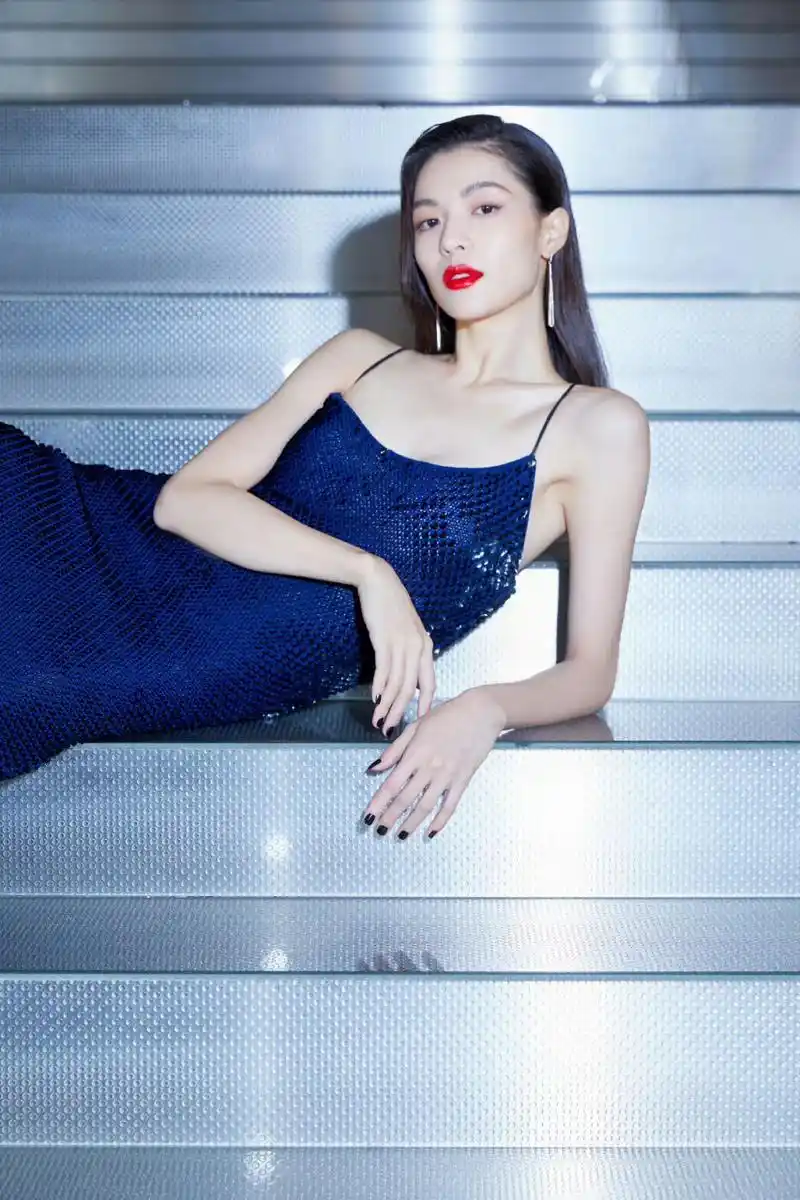 钟楚曦蓝色吊带礼服,好美,御姐范十足